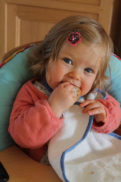 2013-12-14 Zelie mange du pain, les garcons decore le sapin 004.JPG